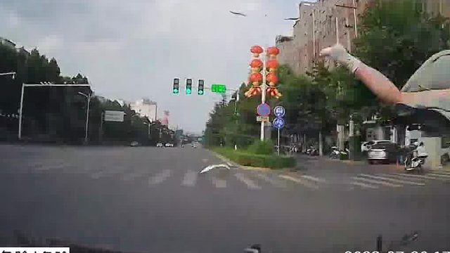 这起交通事故视频车应该承担几成责任呢？