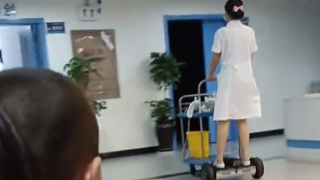 护士脚踏电动推车起飞，这效率杠杠的，随叫随到。网友：支持！护士每天走来走去很辛苦
