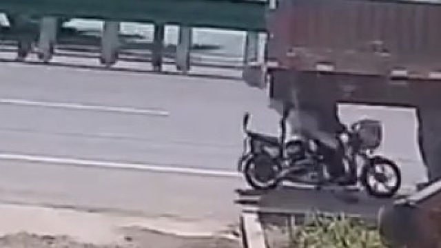 女子含泪控诉亲妈，骗自己家里出了大事需要用钱，转头就给哥哥付了房子首付！