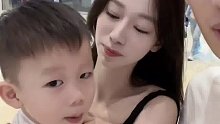 以为儿子要抱抱 原来是为了给妈妈整理衣服。一个小暖男正在慢慢长大！