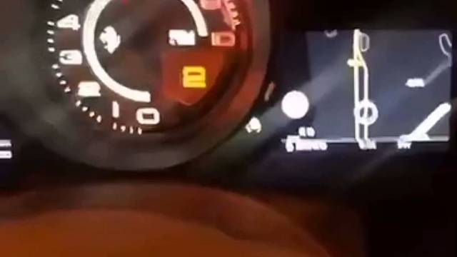 有人等烟雨，有人怪雨急。有人等伞来，有人等雨停。世间大雨滂沱，万物苟且而活，更何况你我，要藏好软弱.