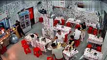顾客中途吃饭被烫伤…店家与顾客赔偿问题发生分歧！！