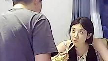 女孩没挑食把饭吃完，男友高兴到直拍手，“原来被爱的女孩子，多吃一口就会被表扬”