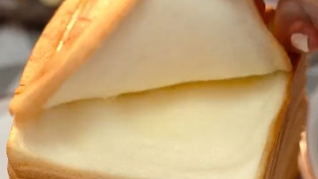 可以翻页的吐司是真的好吃，软乎乎的奶香十足，一张一张撕着吃#吐司面包#吐司#面包#早餐吃什么