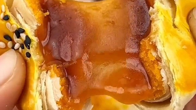 涨一雪媚娘蛋黄酥，用料丰富，口感饱满，可以送人或自吃哦！#泓一蛋黄酥#零食推荐#蛋黄酥#送礼佳