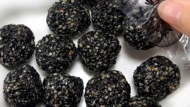 这个黑芝麻丸可太好吃了，口感不干不腻，还能拉丝#黑芝麻丸#零食#好吃#芝麻丸