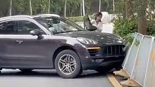 女司机将路中间护栏撞倒一边，被堵的司机趴一排看热闹