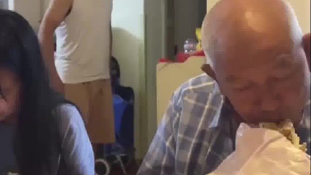 孩子们晚上点宵夜吃，爸爸看到后出来教育他们，结果反被爷爷说教~