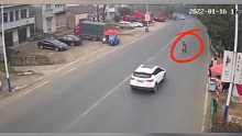 惊险！白车避让行人被黑车追尾，小货车速度过快失控上演飘逸