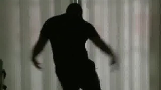 男子在家跳舞，这比德芙还要丝滑，网友：_有时候一个人上网真的挺无助的