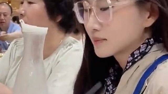 酒席上妻子和丈夫夹菜！丈夫：真是越夹越合我口味了……