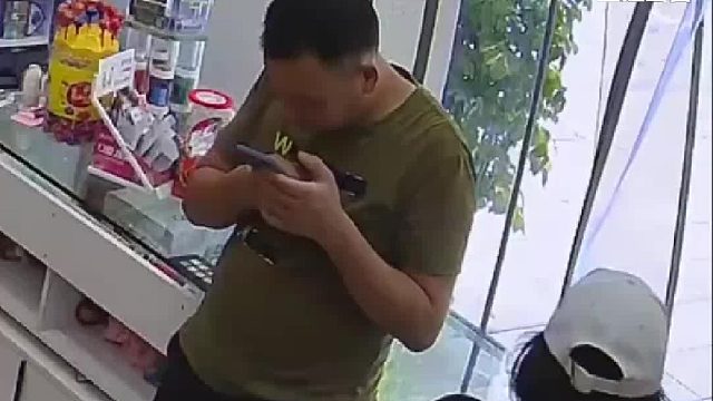 得知店主视力残疾，女子趁机戴帽子口罩进店作案，偷走整条香烟