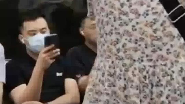 大妈因怀孕女子在地铁上未给其让座位，诅咒孕妇的家人和孩子：太过分了！