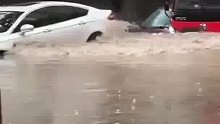 货车司机强行通过积水路段,道路两旁车辆遭殃。
