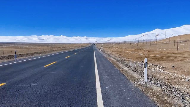 骑行在雪山里之巅。