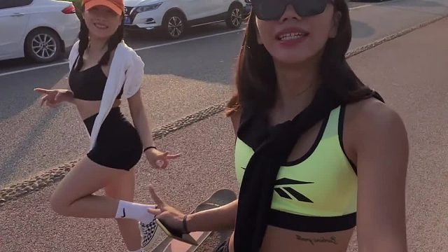 日落时分环岛路的滑板少女