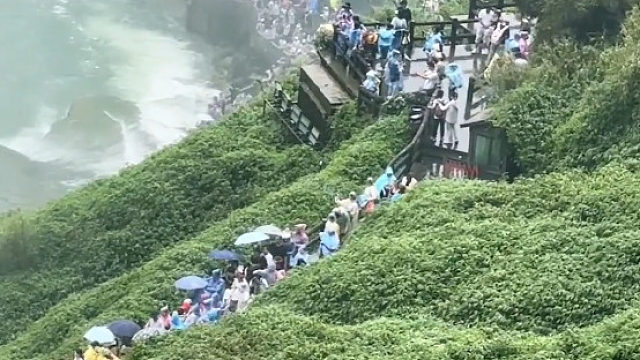 女子“急行暴走”甩开人群，俯拍游客画面，宛如一条长龙