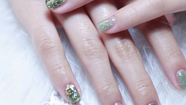 绿光甲，多巴胺穿搭绝配。