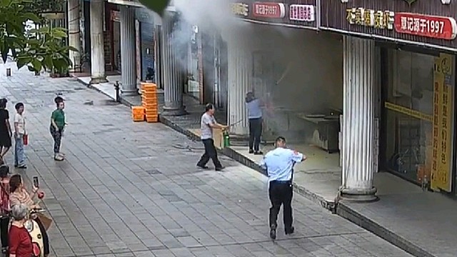 路边商铺起火，两名公交车司机立即拿着灭火器下车灭火，成功化险为夷！致敬每一个挺身而出的你