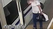 女子乘坐高铁下错站，竟用行李阻挡车门关闭！