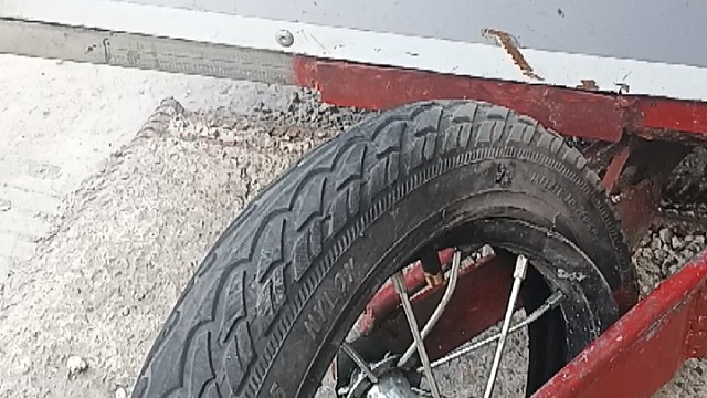 徒步拉萨轮毂轮胎炸裂