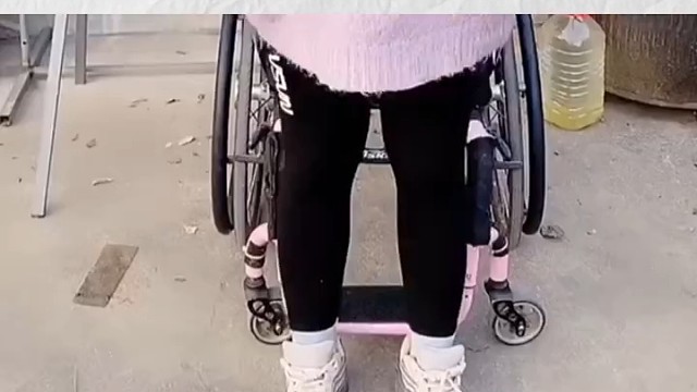 运动神经元病还有一个名字叫做“渐冻人”，意思也就是说只能看着自己的身体逐渐变得冰冷僵硬，最后病人甚至