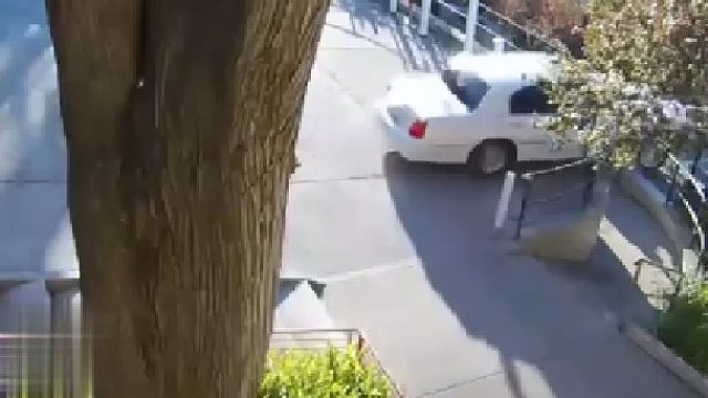 不长眼还是不要命？这个“云霄飞车”令人费解。