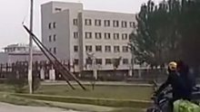 遇到陡坡不减速，结果连人带车“起飞”！