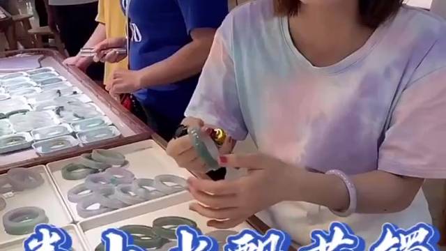 在翡翠市场搜罗了一条半山水飘花特色料子，还几经周折才搞定起货，效果也还算哇塞