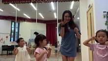 #淺跳一下 #靦腆害羞內(nèi)向社恐文靜小女生 #隨手發(fā)一個(gè)小日常 #課間娛樂 #幼師日常  帶著我的姑娘