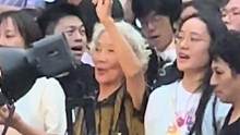 贵州贵阳银发奶奶为乐队路演应援，愿你我老了也能成为这样的小老太！ #路演 #乐队 #老年人的快乐