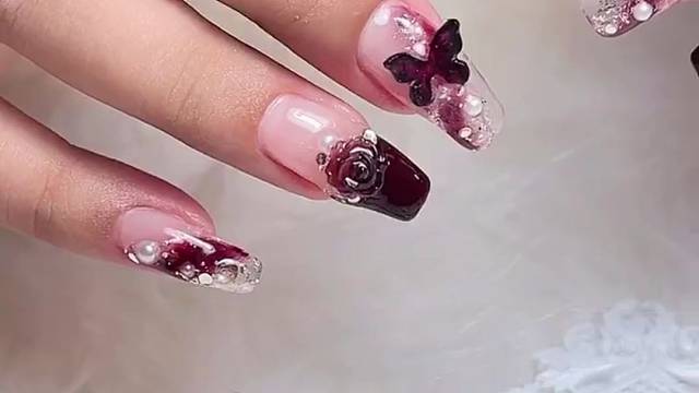 紫色蝴蝶与紫色玫瑰