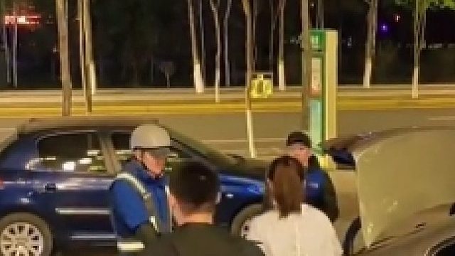 开眼界了，代驾接活后被同行阻拦出行……