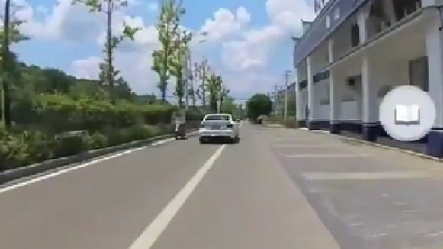 一个骑着线开，一个超速驾驶。。。