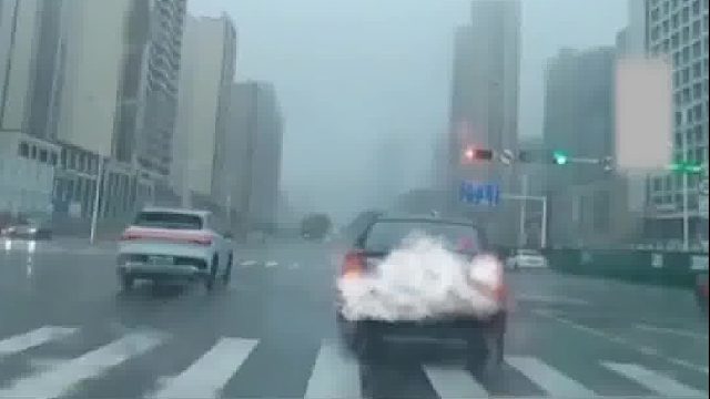 好好的车开着开着就不自信了，上一秒还在疑惑前车的操作下一秒就懵了......