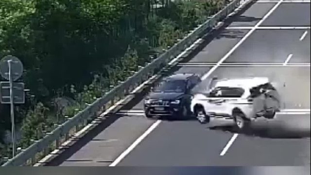 越野车高速违规变道，被撞后连翻5个跟头！