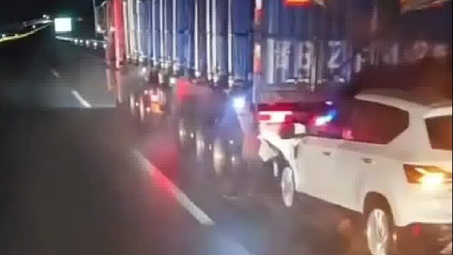 小车追尾卡在货车后面拖行！