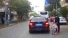 狂按喇叭也无法阻止，老人推着孩子“鬼探头”式过马路