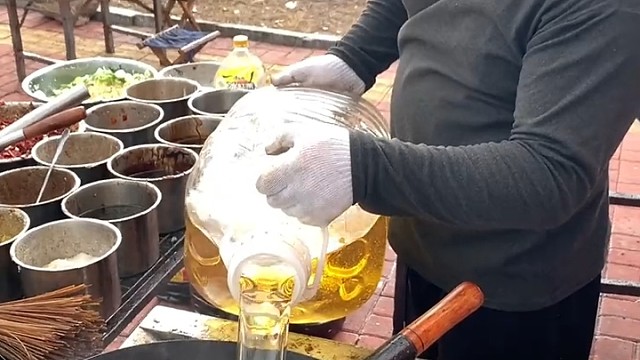 就想问问，粘在锅边的那块肉熟了没？