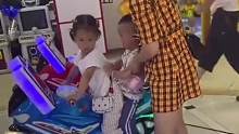 男孩与陌生女孩争玩具摩托车 男孩妈妈的做法令人震惊