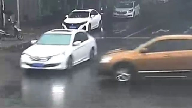 危险！小车路口上演三连撞！