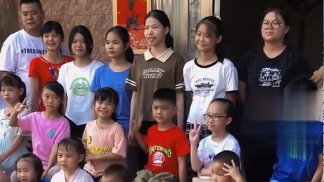 暑假22个孙子外孙齐聚老人家，一天吃25斤大米，养的鸡鸭鹅直接少了一半