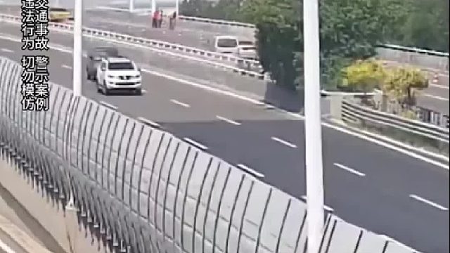 驾车分心撞上前车！