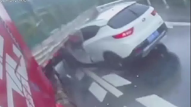 前车雨天未降速怼护栏，后车避让不及甩尾撞上！