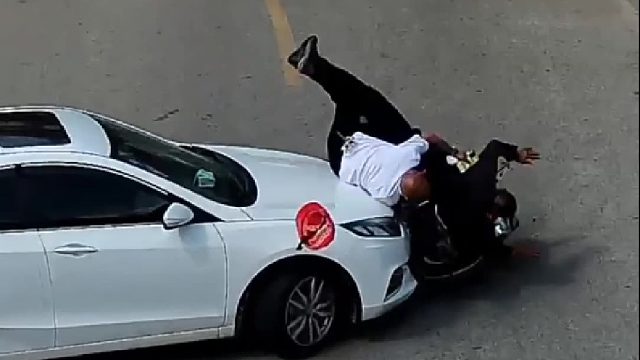 轿车转弯未避让直行摩托车，后座人员未戴头盔结果.......