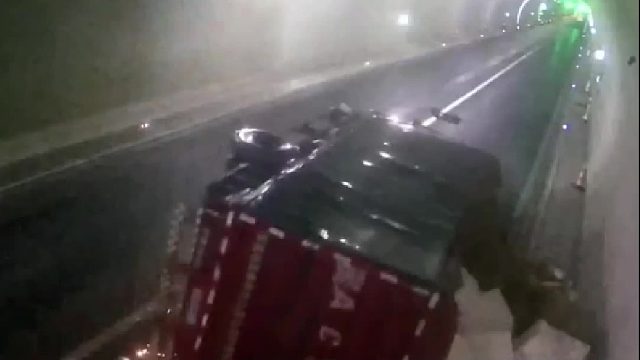 货车驾驶员操作不当 超载，导致车辆高速隧道内侧翻！