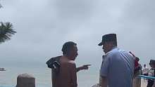 网友在海边偶遇“吟游诗人，“你迷糊 我不迷糊”，警察：你不尴尬，我尴尬