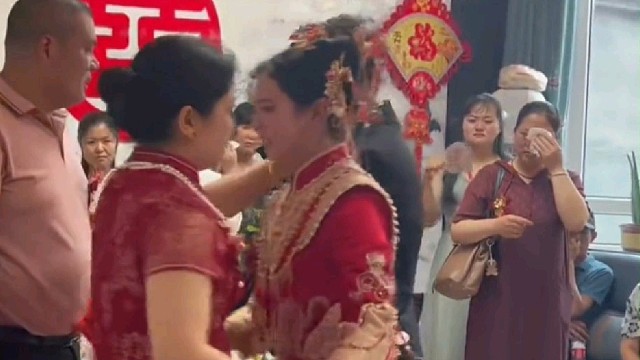 婚礼现场新郎哭得过于伤心，伤感场面秒变画风