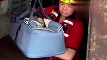 救援队铁汉柔情，救助婴儿小心翼翼，队友提醒“慢一点慢一点”