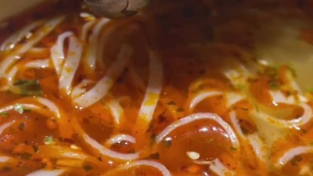 土生土长的重庆籍鹦鹉，从小就能吃辣